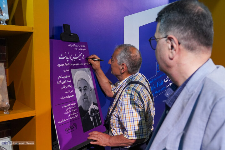 صادق زیباکلام، رضا امیرخانی و حسام آشنا در مراسم کتاب « در مَعیت پرزیدنت»