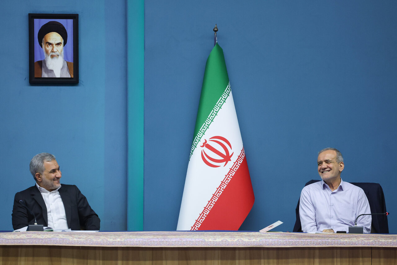 عکس خاصی از ادای احترام صمیمانه مسعود پزشکیان به جمعی از نمایندگان مجلس