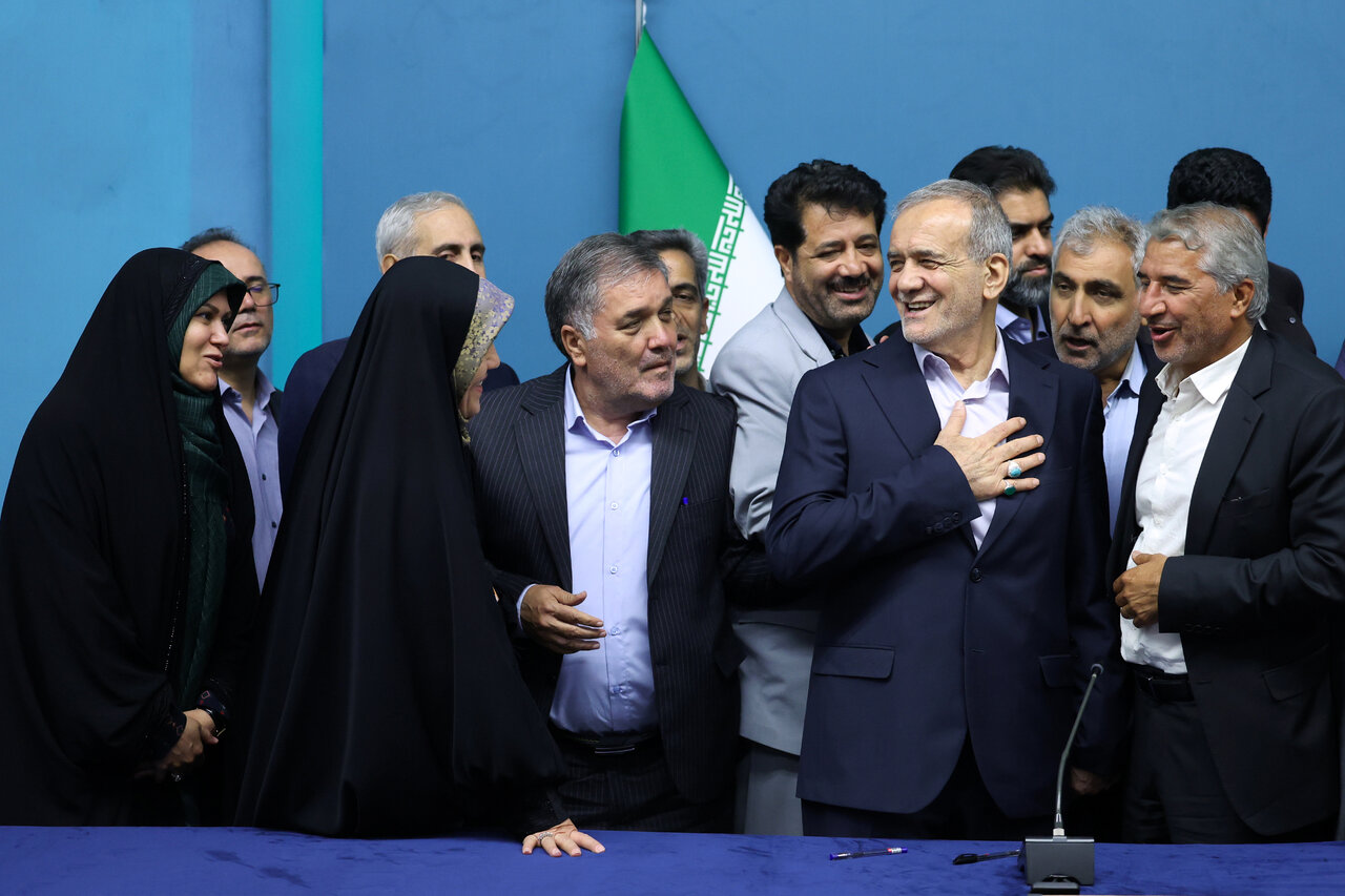 عکس خاصی از ادای احترام صمیمانه مسعود پزشکیان به جمعی از نمایندگان مجلس