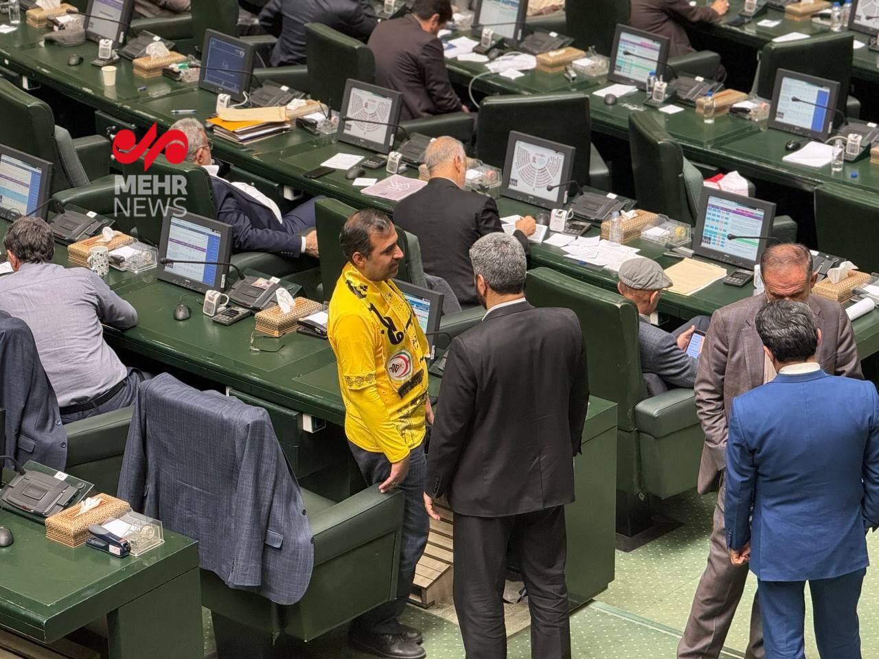 عکس | حضور یک نماینده مجلس با لباس تیم لیگ برتری!