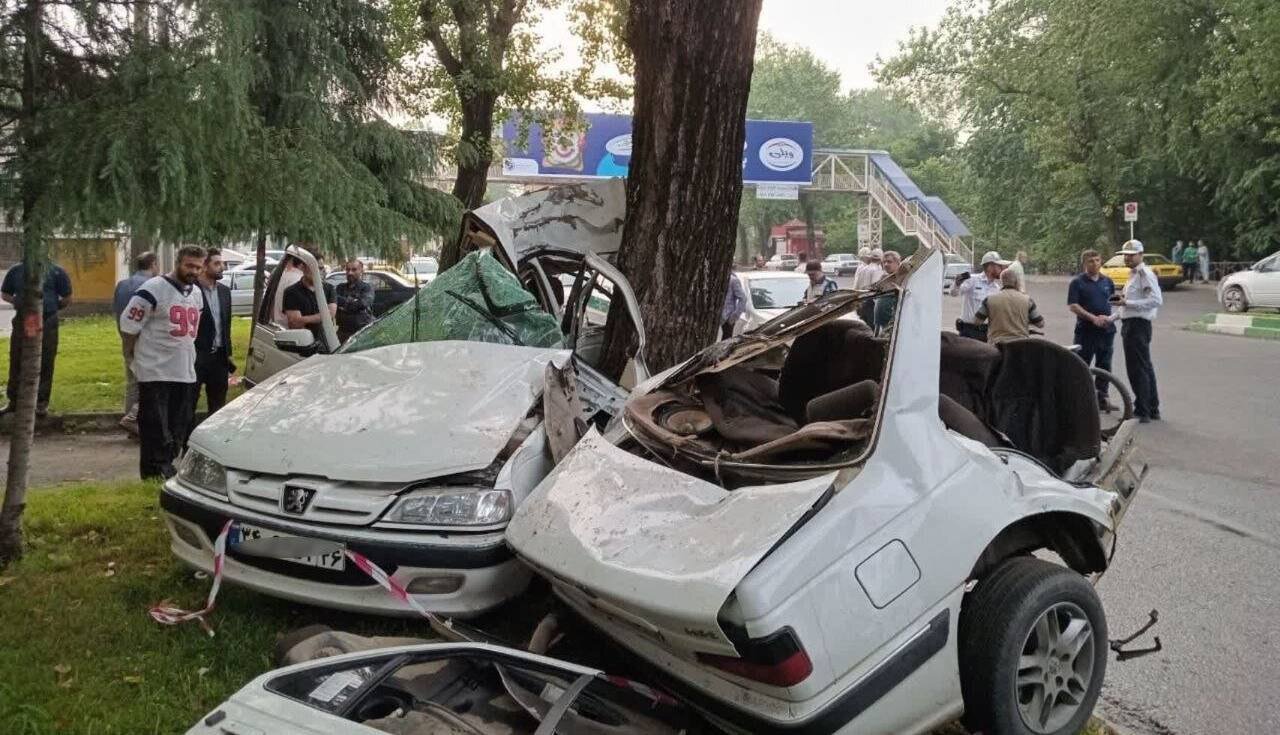 عکس | سندی از شاهکار ایرانخودرو؛ نصف شدن پژو پارس بعد از تصادف در رشت!