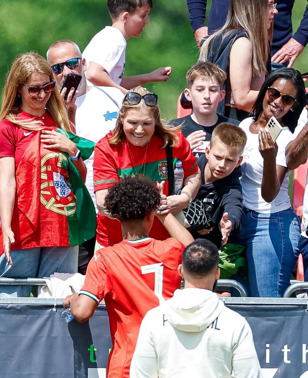 عکس | مهمان ویژه در اولین بازی ملی پسر رونالدو