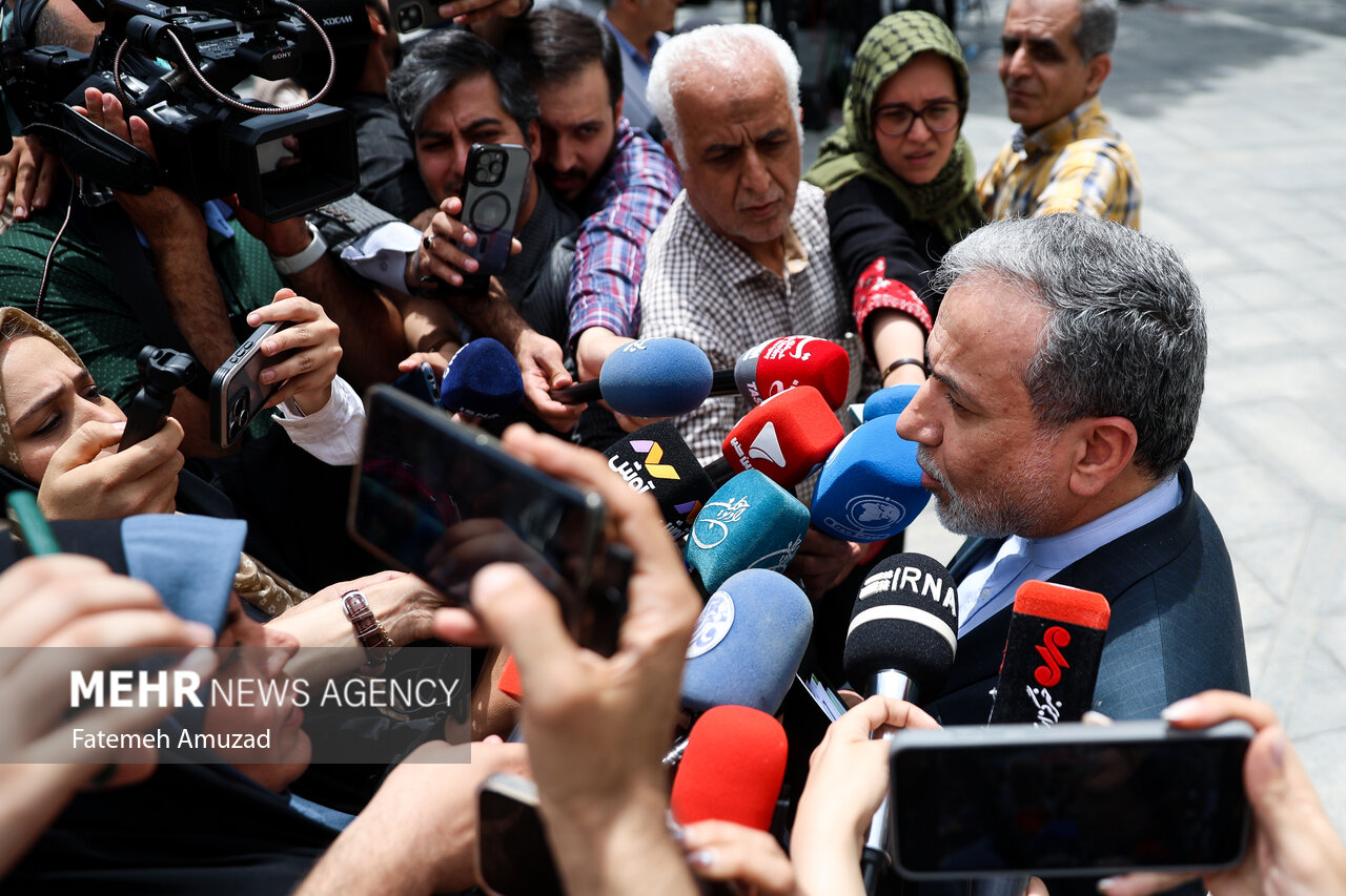 تصاویری از ژست راه رفتن مسعود پزشکیان در حاشیه جلسه هیات دولت/ هجوم میکروفونها به سمت عراقچی