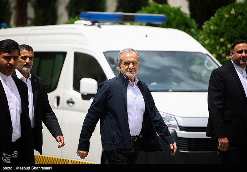 تصاویری از ژست راه رفتن مسعود پزشکیان در حاشیه جلسه هیات دولت/ هجوم میکروفونها به سمت عراقچی