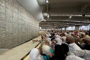 هنگام رمی جمرات سه گانه، سزاوار است که حاجی چگونه بایستد؟