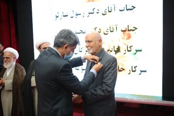 نشان افتخار مدافع سلامت بر سینه چهره ماندگار پزشکی نشست