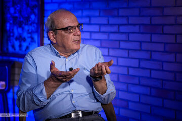 واکنش تند عباس عبدی به لایحه دولت برای کنترل محتوای خبری فضای مجازی؛ پوست خربزه زیر پای پزشکیان انداختنه اند؟! واکنش تند عباس عبدی به لایحه دولت برای کنترل محتوای خبری فضای مجازی؛ پوست خربزه زیر پای پزشکیان انداختنه اند؟!