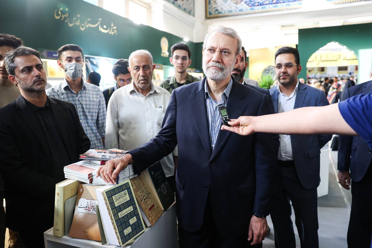 تصاویری از حضور ۶ ساعته علی لاریجانی در نمایشگاه کتاب