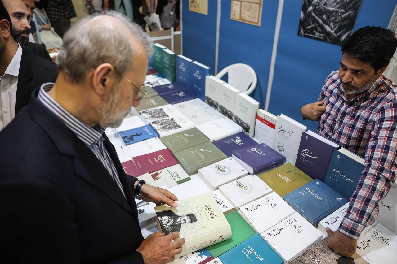 تصاویری از حضور ۶ ساعته علی لاریجانی در نمایشگاه کتاب