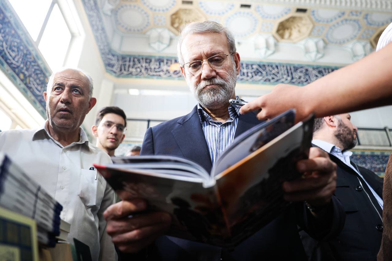 تصاویری از حضور ۶ ساعته علی لاریجانی در نمایشگاه کتاب