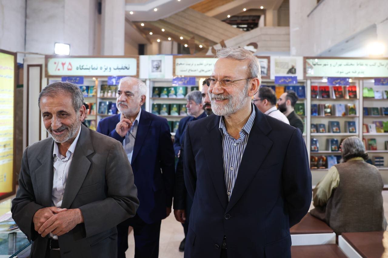 تصاویری از حضور ۶ ساعته علی لاریجانی در نمایشگاه کتاب
