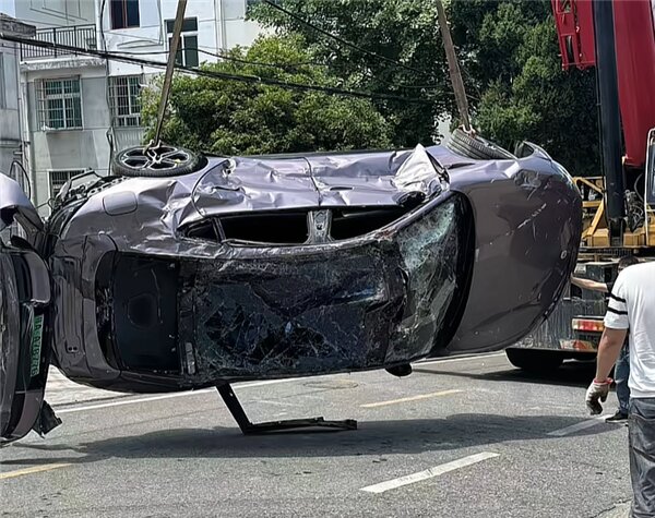 مقاومت خیرهکننده خودروی چینی که زیر کامیون رفت / عکس