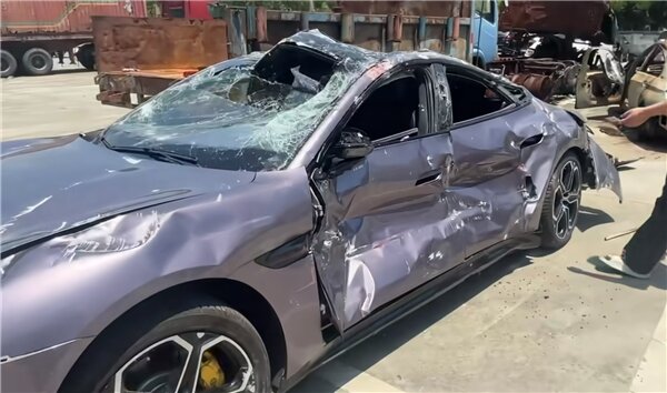 مقاومت خیرهکننده خودروی چینی که زیر کامیون رفت / عکس