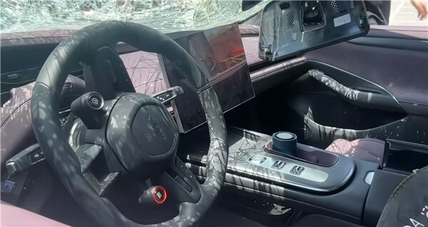 مقاومت خیرهکننده خودروی چینی که زیر کامیون رفت / عکس