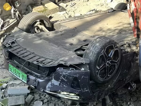 مقاومت خیرهکننده خودروی چینی که زیر کامیون رفت / عکس