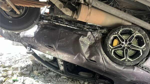 مقاومت خیرهکننده خودروی چینی که زیر کامیون رفت / عکس