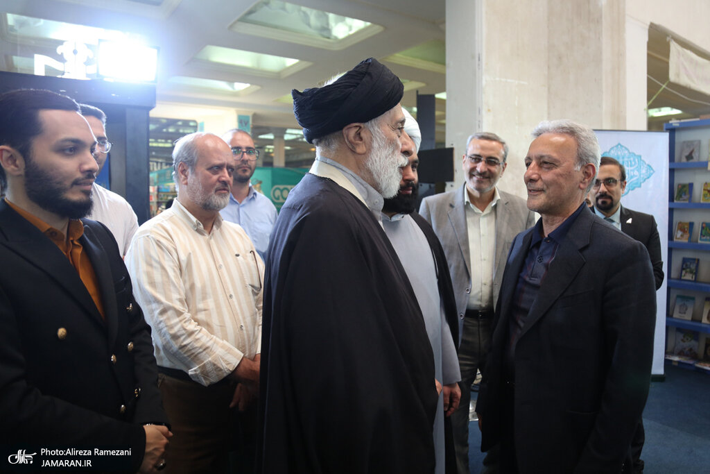 عکسی از برادر رهبر انقلاب در نمایشگاه کتاب