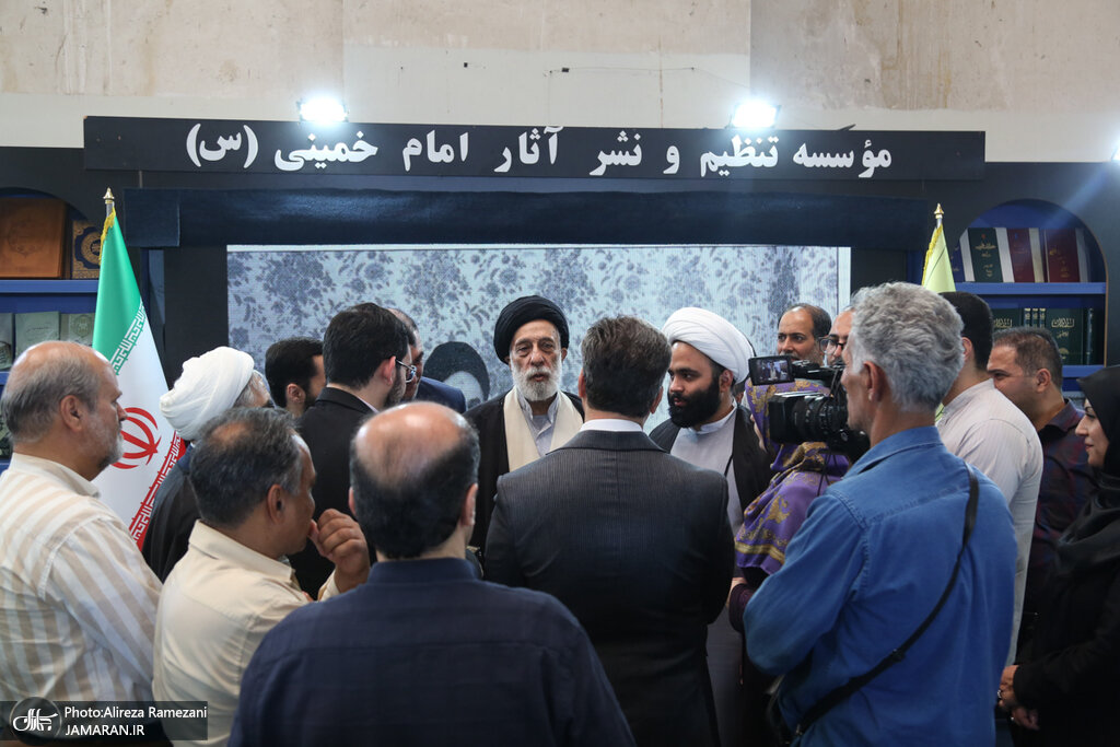عکسی از برادر رهبر انقلاب در نمایشگاه کتاب