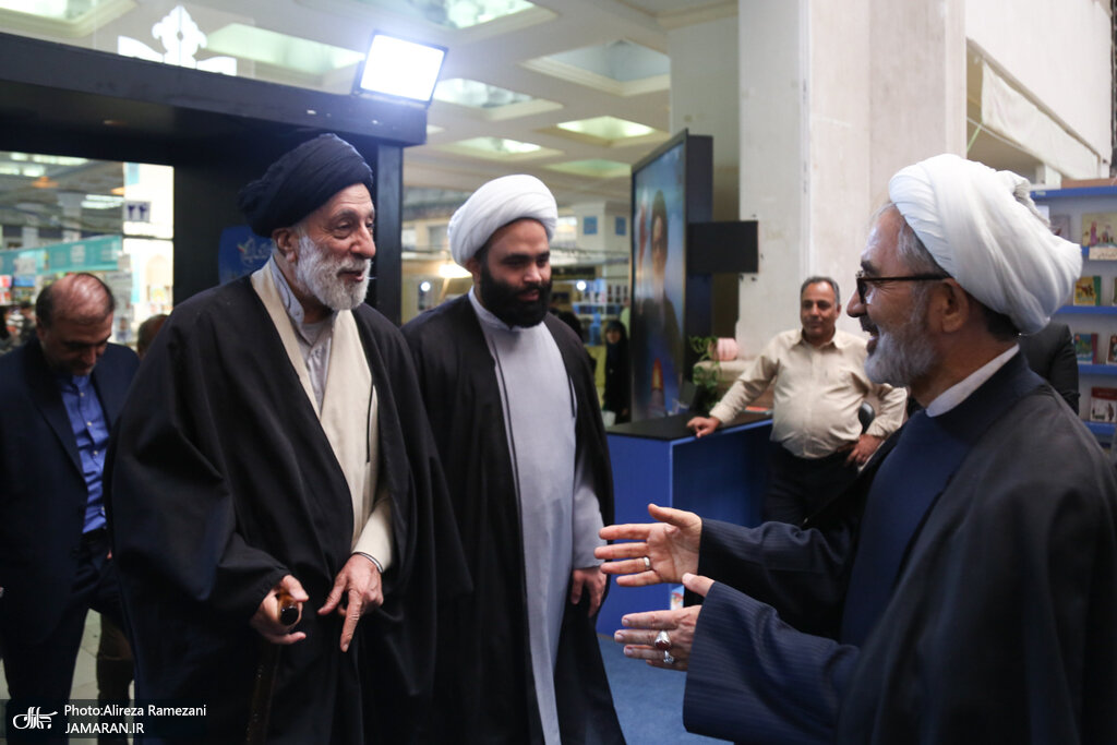 عکسی از برادر رهبر انقلاب در نمایشگاه کتاب