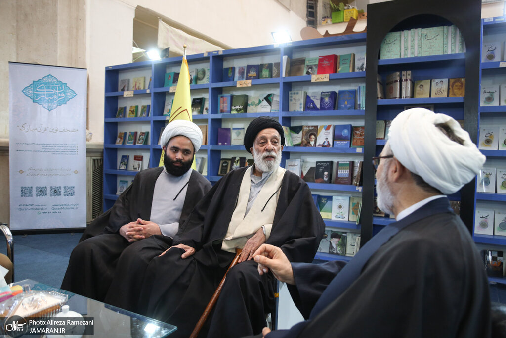 عکسی از برادر رهبر انقلاب در نمایشگاه کتاب