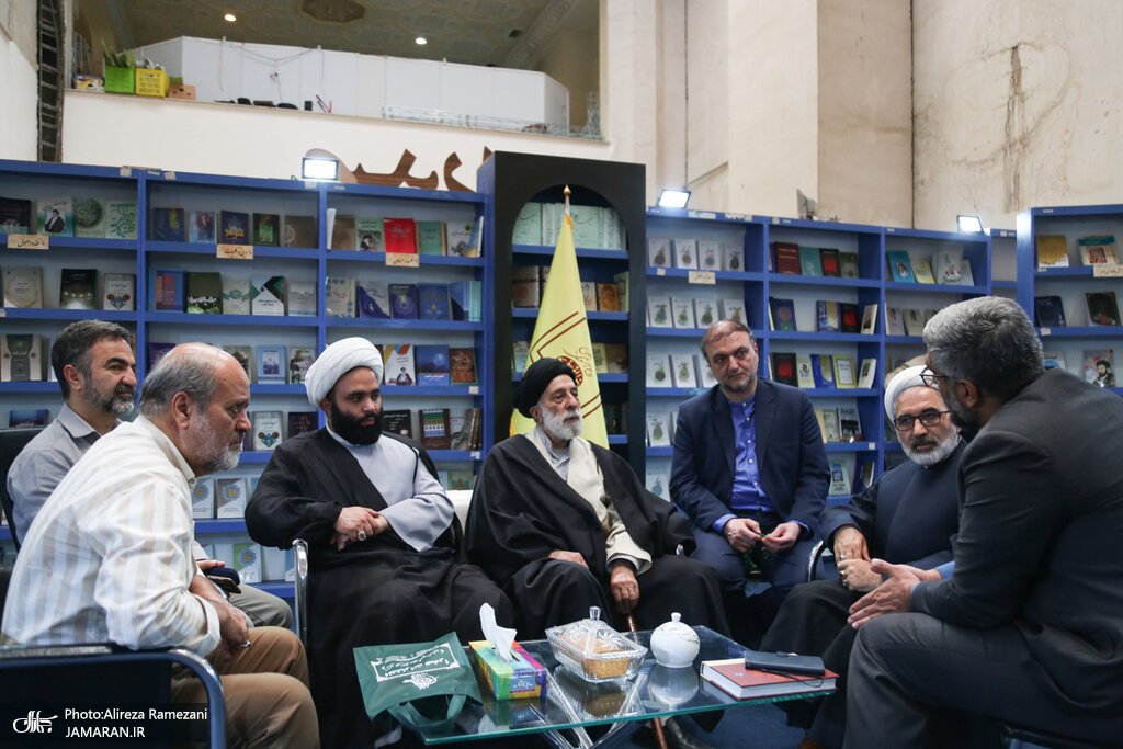 عکسی از برادر رهبر انقلاب در نمایشگاه کتاب