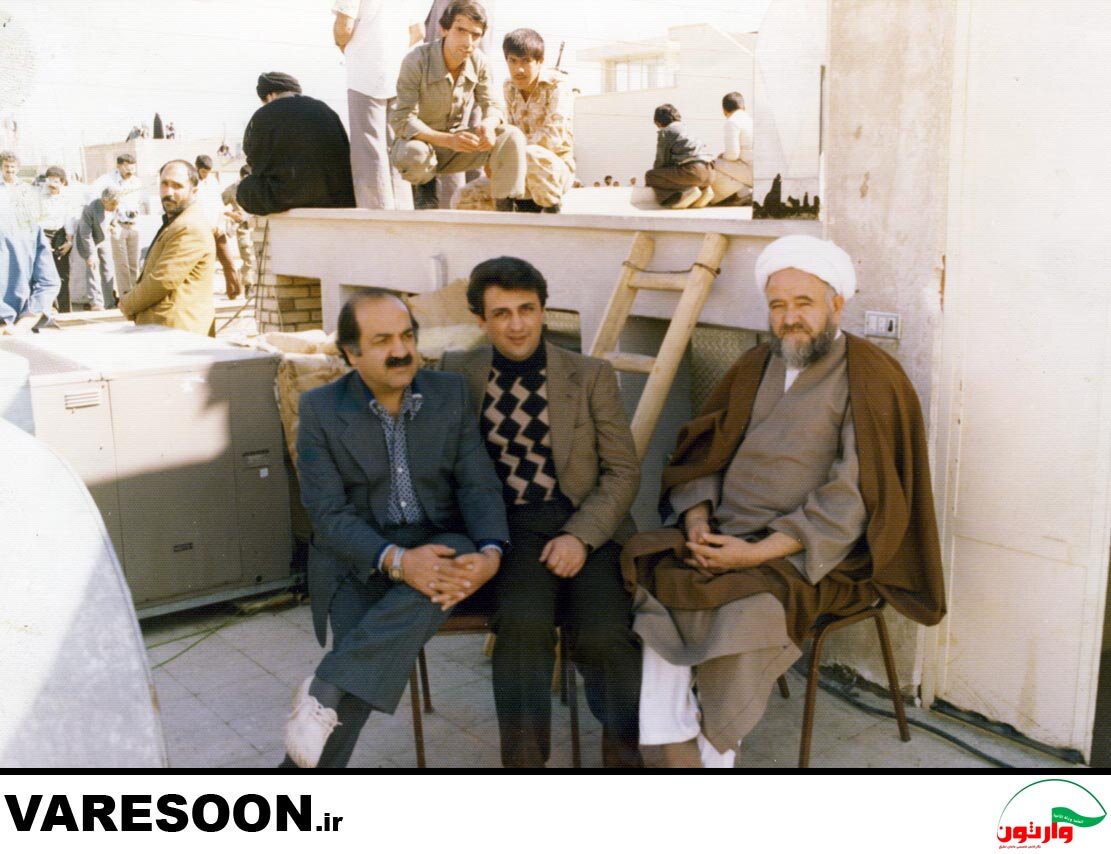 تصویری دیده نشده از دو داماد امام خمینی بر پشت بام محل اقامت امام!