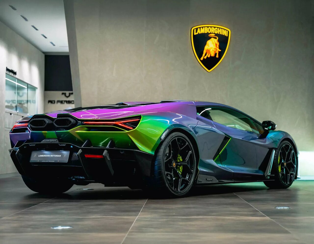 با پول رنگ این ماشین میشود خانه خرید / این لامبورگینی رنگ عوض میکند