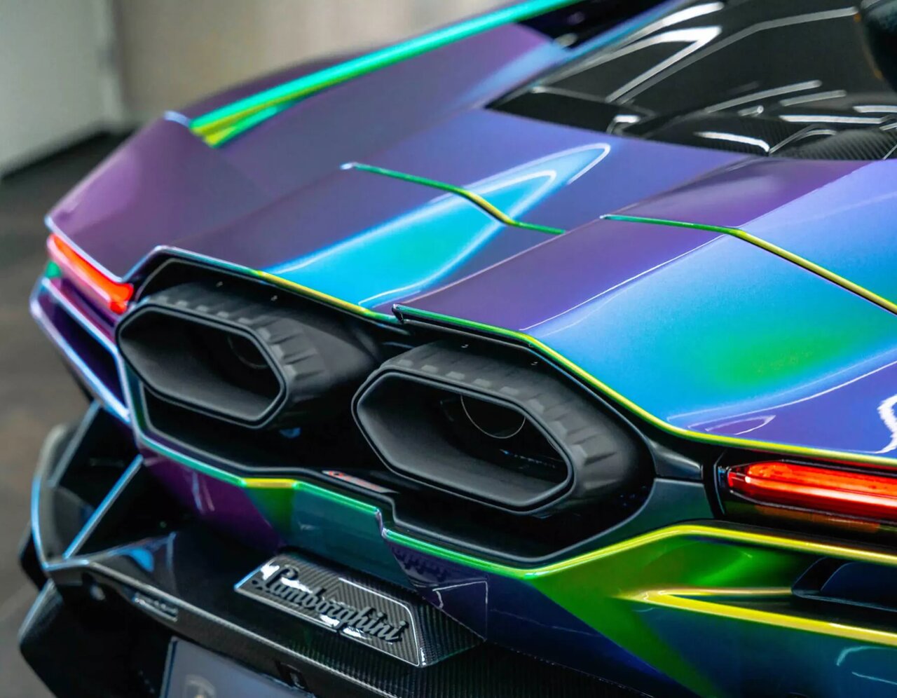 با پول رنگ این ماشین میشود خانه خرید / این لامبورگینی رنگ عوض میکند