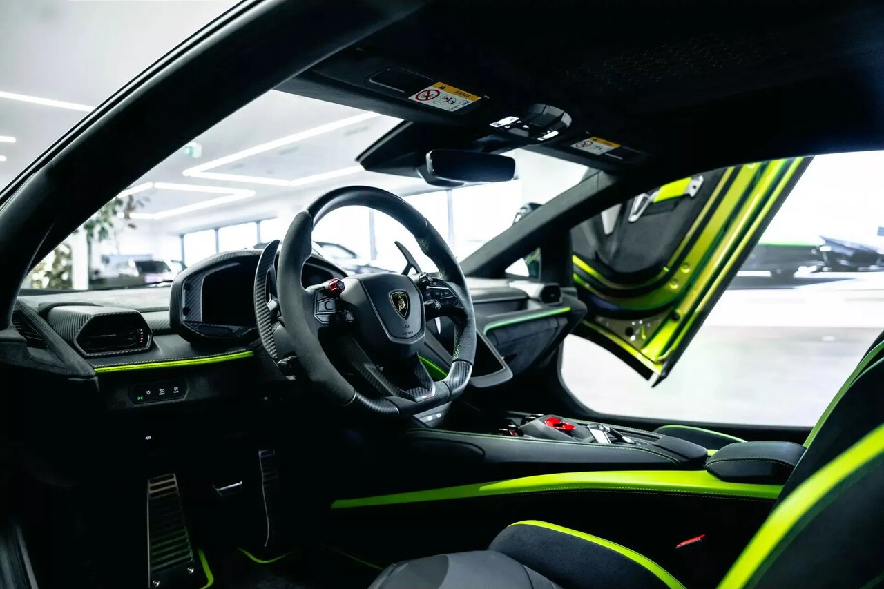 با پول رنگ این ماشین میشود خانه خرید / این لامبورگینی رنگ عوض میکند