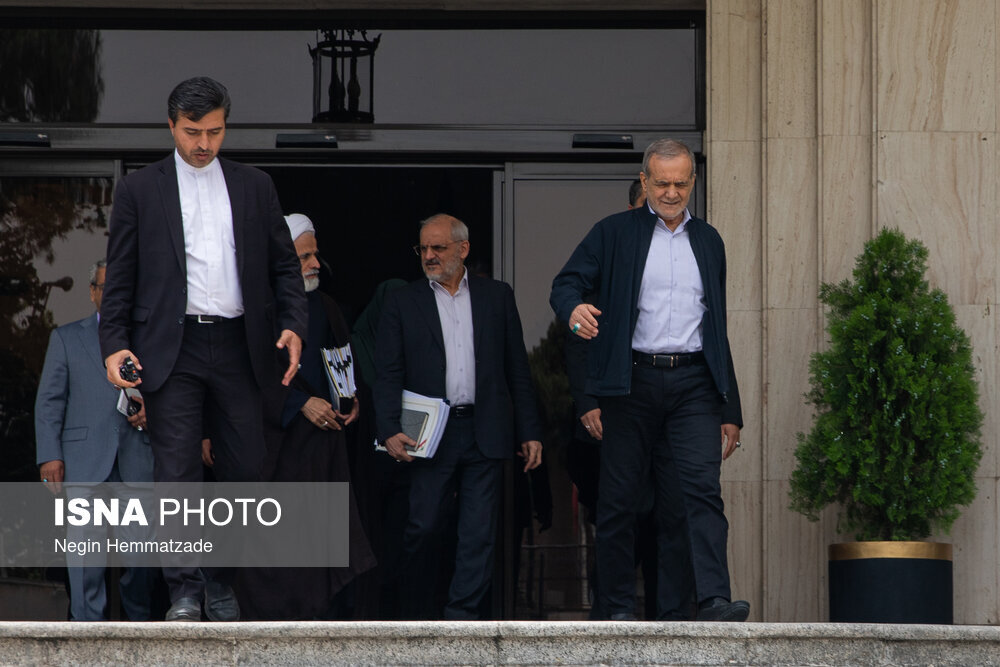 تصاویری از ژست راه رفتن مسعود پزشکیان در حاشیه جلسه هیات دولت/ هجوم میکروفونها به سمت عراقچی