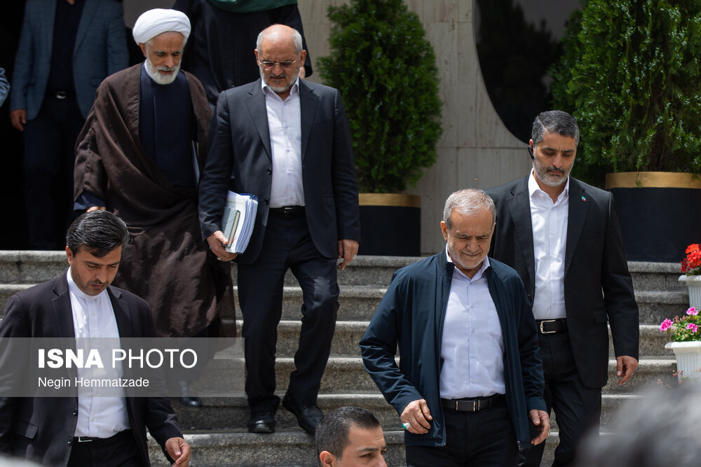 تصاویری از ژست راه رفتن مسعود پزشکیان در حاشیه جلسه هیات دولت/ هجوم میکروفونها به سمت عراقچی