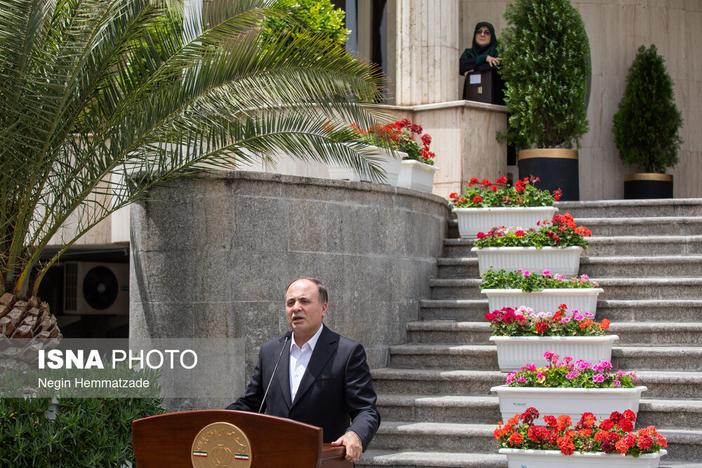 تصاویری از ژست راه رفتن مسعود پزشکیان در حاشیه جلسه هیات دولت/ هجوم میکروفونها به سمت عراقچی