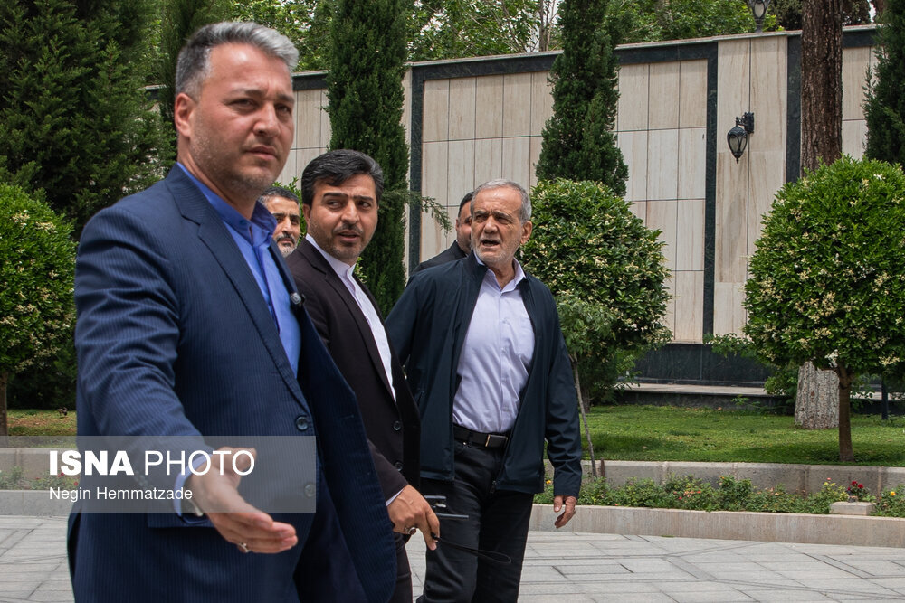 تصاویری از ژست راه رفتن مسعود پزشکیان در حاشیه جلسه هیات دولت/ هجوم میکروفونها به سمت عراقچی