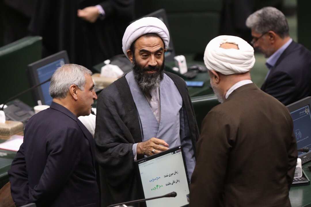 تصاویری از گعدههای آقاتهرانی با ثابتی و روانبخش در صحن مجلس/ رسایی و نقدعلی هم مشغول جلسه بودند