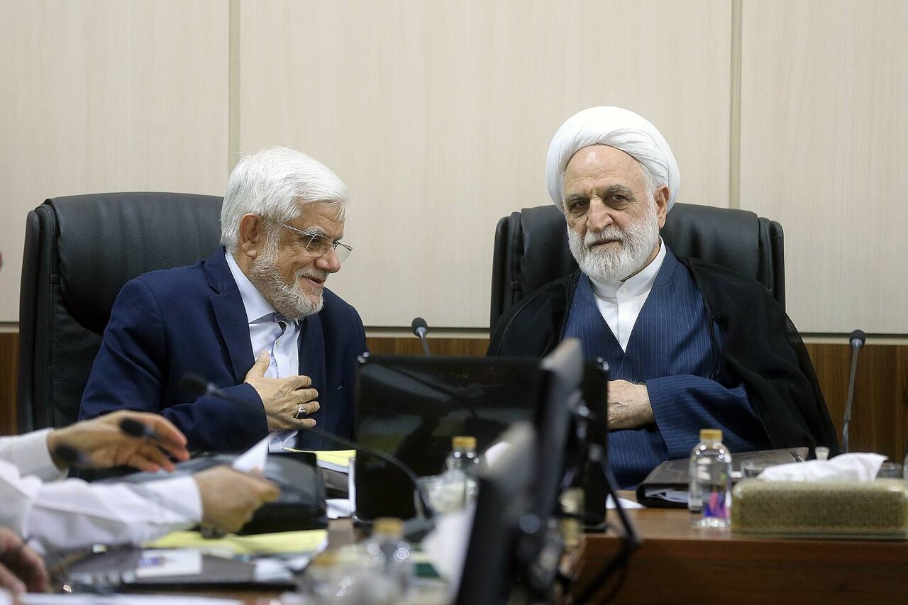 تصاویری از چهره در هم مخالفان و خندههای پزشکیان در جلسه مجمع تشخیص مصلحت نظام/ احمدی نژاد و شمخانی هم بودند