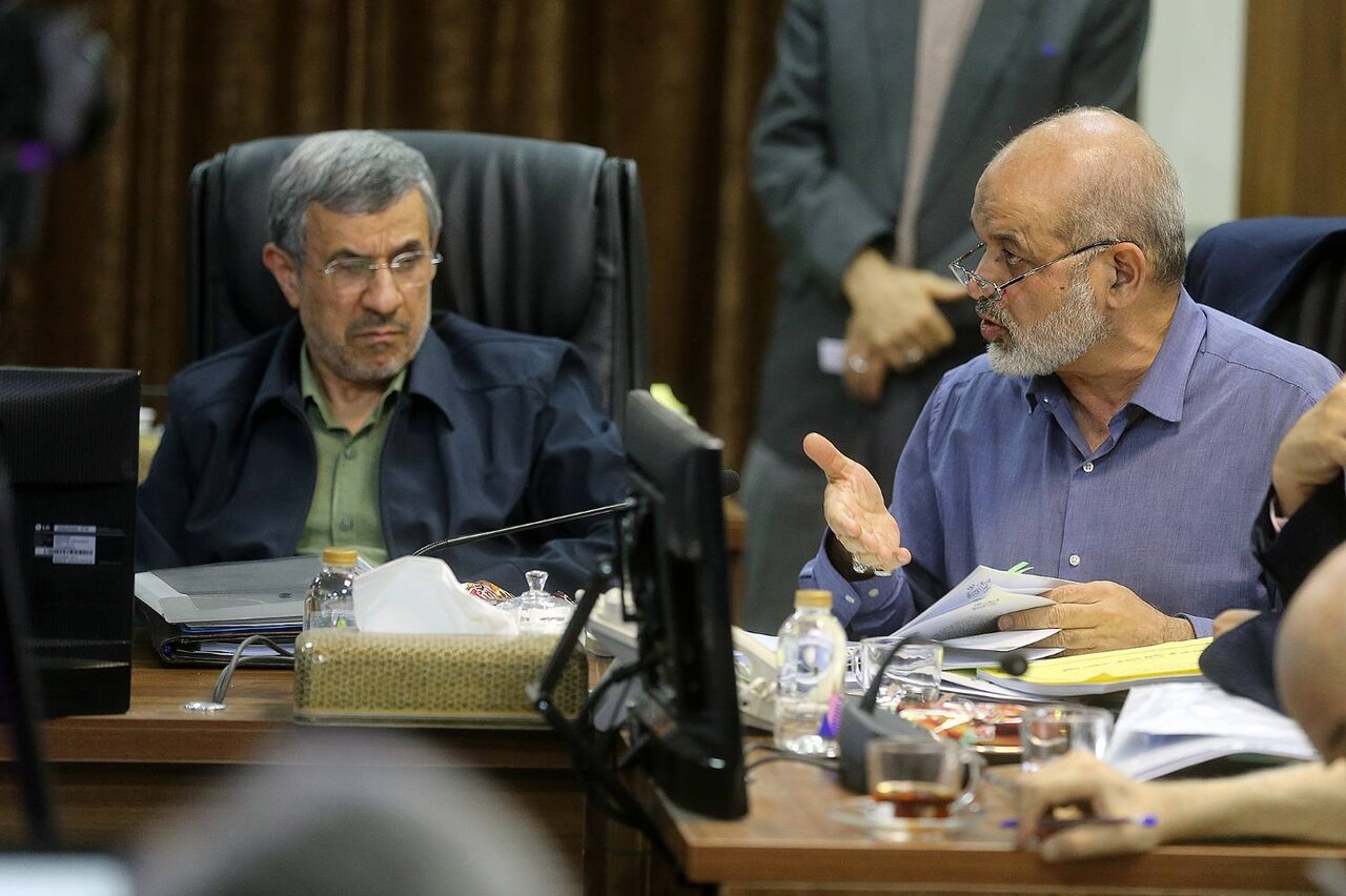 تصاویری از چهره در هم مخالفان و خندههای پزشکیان در جلسه مجمع تشخیص مصلحت نظام/ احمدی نژاد و شمخانی هم بودند