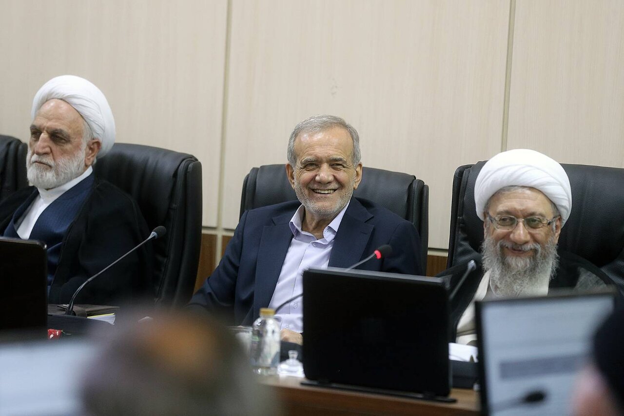 تصاویری از چهره در هم مخالفان و خندههای پزشکیان در جلسه مجمع تشخیص مصلحت نظام/ احمدی نژاد و شمخانی هم بودند