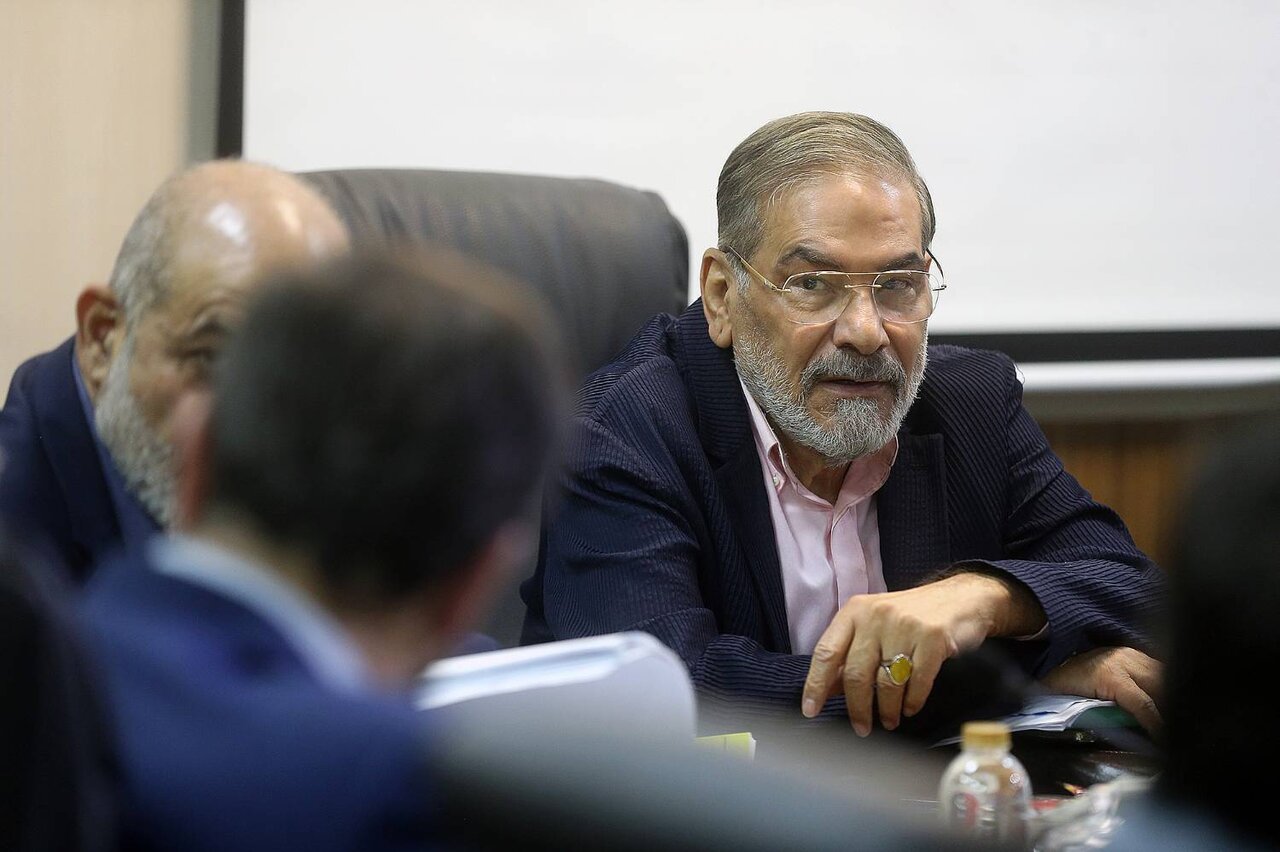 تصاویری از چهره در هم مخالفان و خندههای پزشکیان در جلسه مجمع تشخیص مصلحت نظام/ احمدی نژاد و شمخانی هم بودند