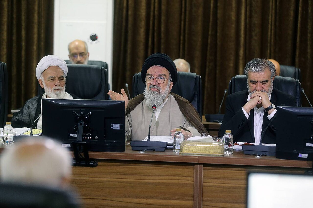 تصاویری از چهره در هم مخالفان و خندههای پزشکیان در جلسه مجمع تشخیص مصلحت نظام/ احمدی نژاد و شمخانی هم بودند