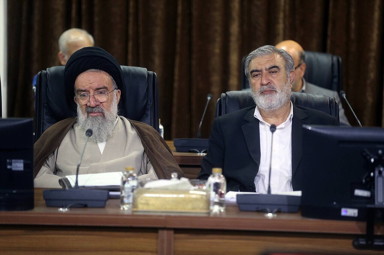 تصاویری از چهره در هم مخالفان و خندههای پزشکیان در جلسه مجمع تشخیص مصلحت نظام/ احمدی نژاد و شمخانی هم بودند