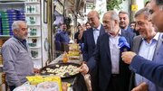 ببینید | مکالمه پزشکیان با یک شهروند در بازار کرمانشاه: ول کن دستم را، من را کجا می‌بری؟