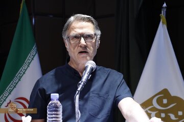 «شعرگونه‌»های نظریه‌پرداز در نشست بهارانه اهالی علوم سیاسی / وقتی چیزی من را اذیت می کند شعر می گویم