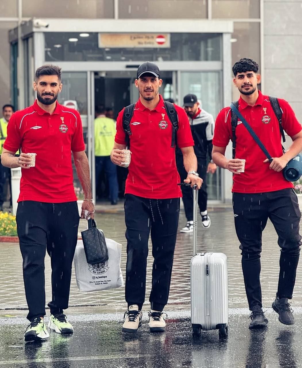 عکس| جام قهرمانی روی لوگو تراکتور افتاد