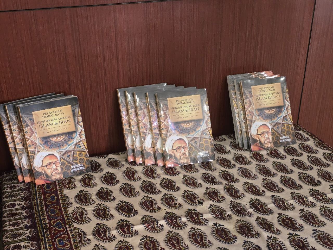 رونمایی از کتاب شهید مطهری در یک کشور خارجی/ کدام سیاستمدار ایرانی در مراسم حضور داشت؟+عکس