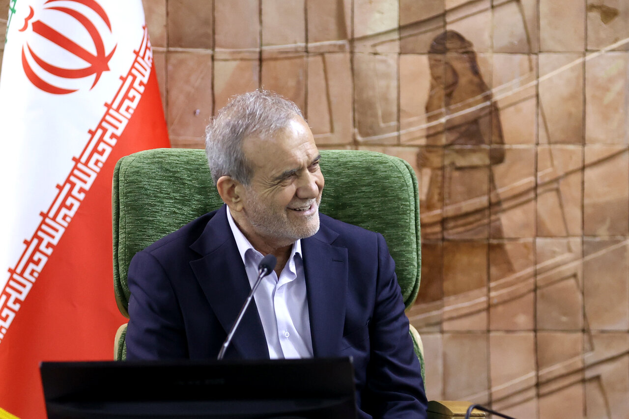 تصاویری از نشست پزشکیان و همراهانش با فعالان اقتصادی استان کرمانشاه