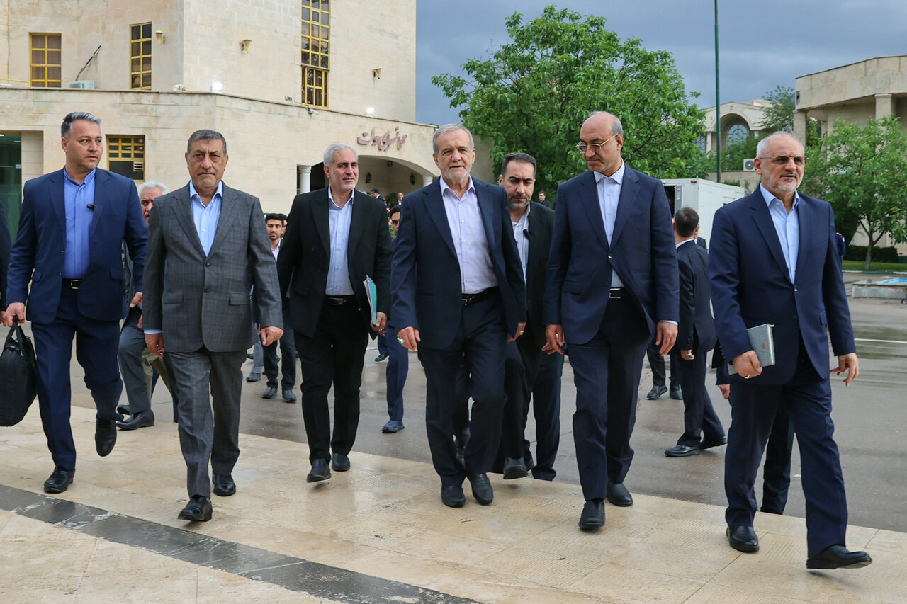 تصاویری از نشست پزشکیان و همراهانش با فعالان اقتصادی استان کرمانشاه