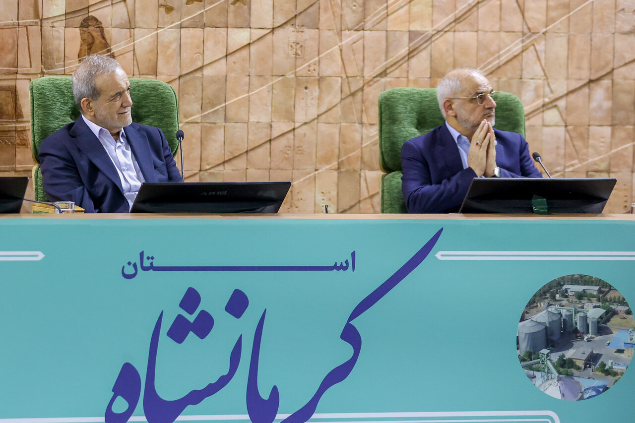 تصاویری از نشست پزشکیان و همراهانش با فعالان اقتصادی استان کرمانشاه