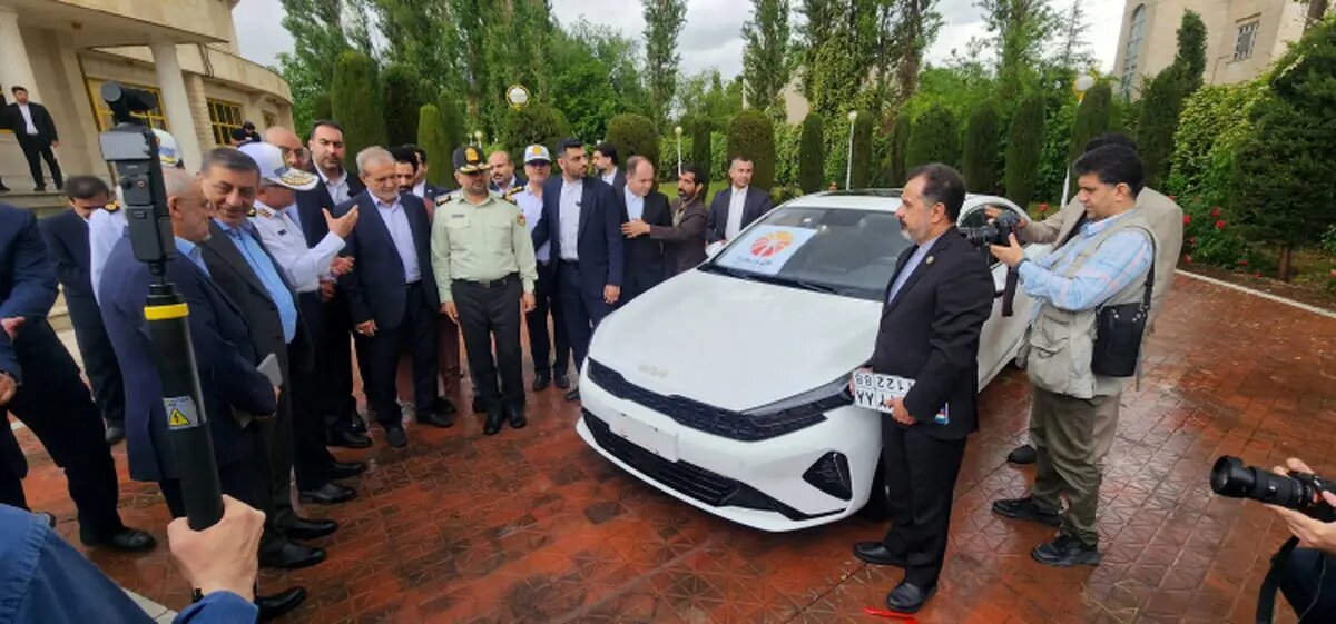 تصویری از حضور پزشکیان در یک مراسم رونمایی عجیب/ ماجرا چه بود؟