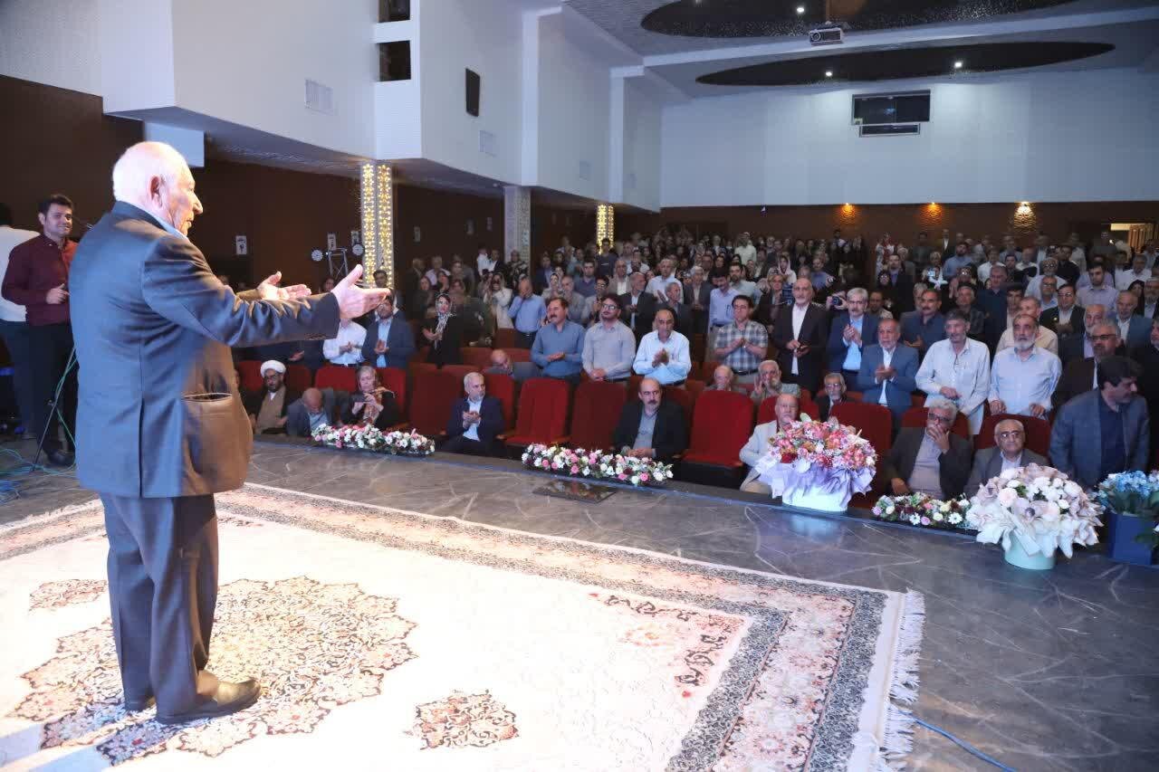 تجلیل باشکوه از چهره ماندگار عرصه پزشکی لرستان + عکس