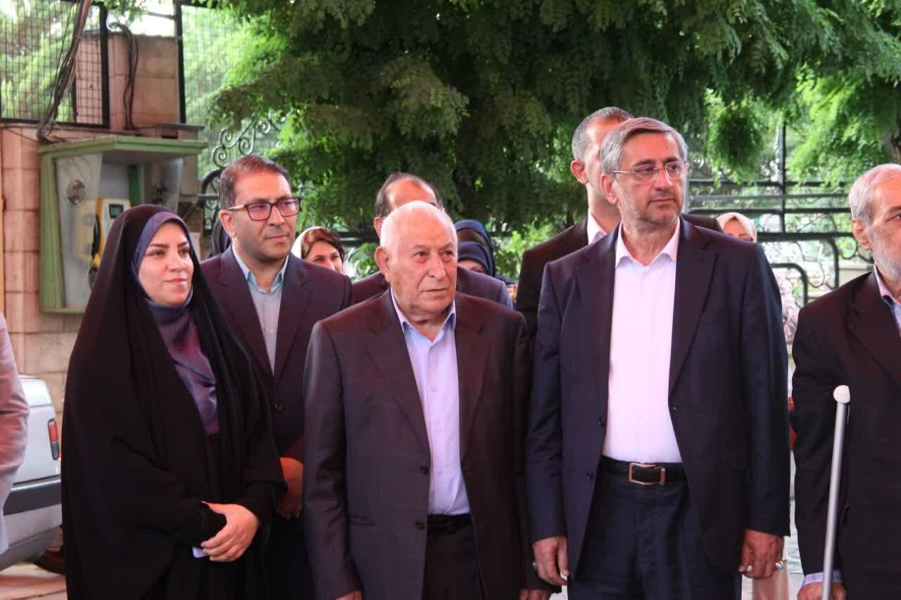 تجلیل باشکوه از چهره ماندگار عرصه پزشکی لرستان + عکس